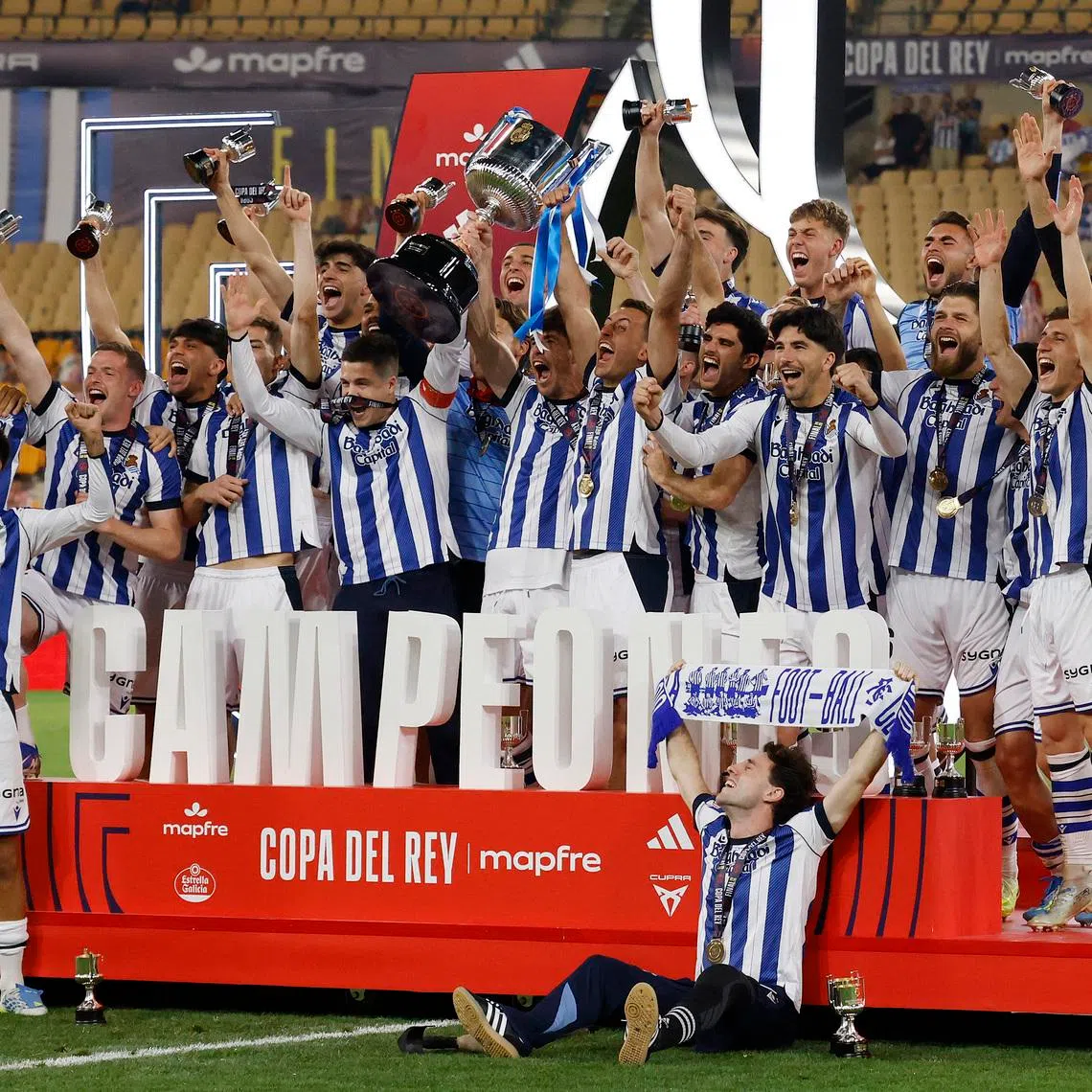 Soccer Football - Copa del Rey - Final - Atletico Madrid v Real Sociedad - Estadio de La Cartuja, Seville, Spain - April 18, 2026 Real Sociedad's Mikel Oyarzabal and teammates celebrate with the trophy after winning the Copa del Rey REUTERS/Marcelo Del Pozo