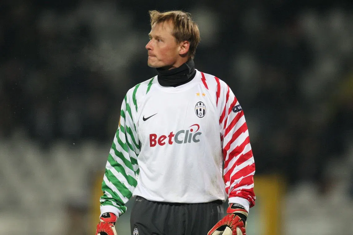 Former Austria goalkeeper Manninger dies in road accident aged 48
