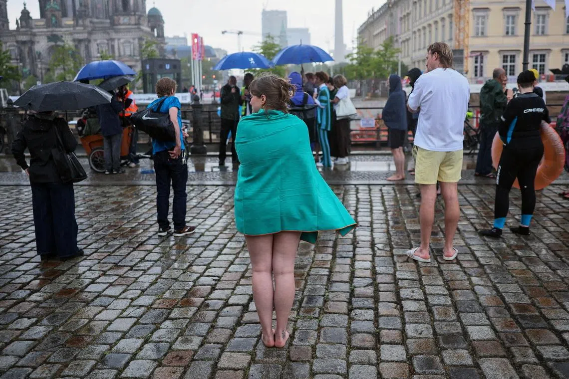epaselect epa12978910 People take part in a demonstration against the bathing ban in the Spree river, in Berlin, Germany, 20 May 2026. The Flussbad Berlin association has organized a 'swim-along' demonstration under the slogan, 'Vote out 101 years of the swimming ban!', to protest the century-old prohibition of swimming in the Spree river. The inner-city ban has remained in effect since 1925, when it was originally enacted to protect citizens from rising river pollution. EPA/HANNIBAL HANSCHKE