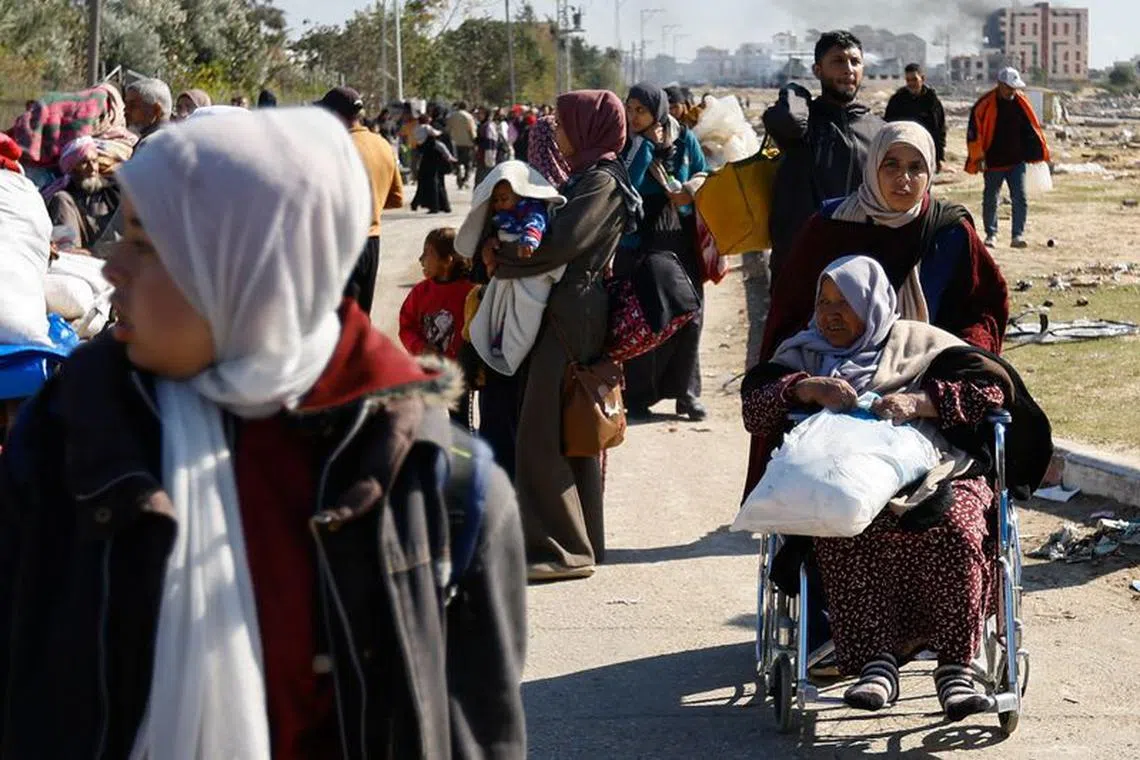 Palestinians fleeing Khan Younis, due to the Israeli ground operation, amid the ongoing conflict between Israel and the Palestinian Islamist group Hamas, move towards Rafah, in the southern Gaza Strip, January 25, 2024. REUTERS/Ibraheem Abu Mustafa
