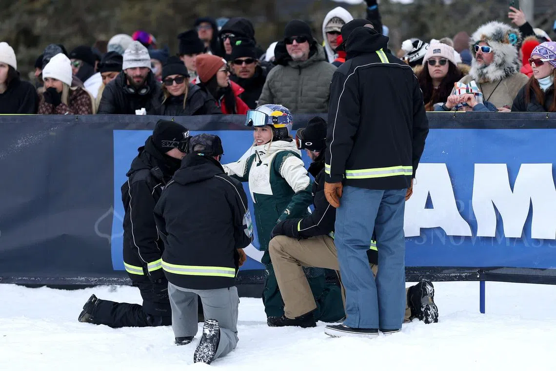 ASPEN, COLORADO - JANUARY 24: Eileen Gu of China is looked at by medics after she crashed into the safety netting during the Women's Ski Street Style during Day Two of the X Games Aspen 2025 at Buttermilk Ski Resort on January 24, 2025 in Aspen, Colorado.   Ezra Shaw/Getty Images/AFP (Photo by EZRA SHAW / GETTY IMAGES NORTH AMERICA / Getty Images via AFP)