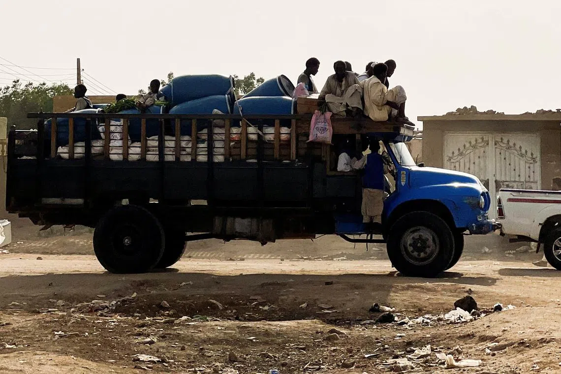 FILE PHOTO: Families flee RSF advances in Sudan's El Gezira state, on Sennar Road in the city of al-Dinder, Sennar state, Sudan, July 18, 2024. REUTERS/ Faiz Abubakr