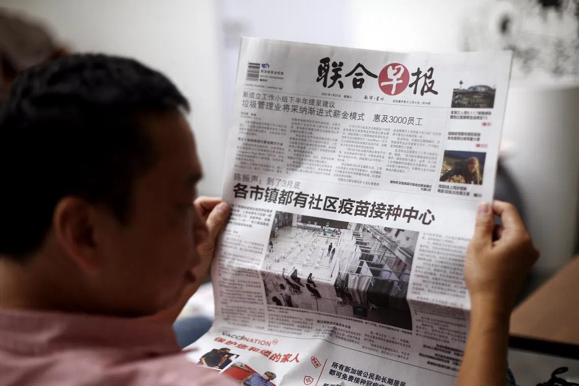 本地调查发现，更多人选择报纸为冠病疫情消息的重要来源之一。 读者阅读《联合早报》。