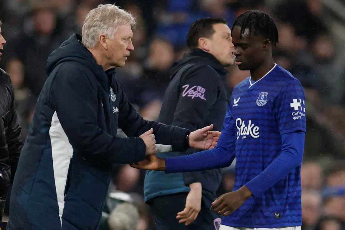 Soccer Football - Premier League - Everton v AFC Bournemouth - Hill Dickinson Stadium, Liverpool, Britain - February 10, 2026 Everton's manager David Moyes with Tyrique George after he is substituted off for Harrison Armstrong Action Images via Reuters/Jason Cairnduff