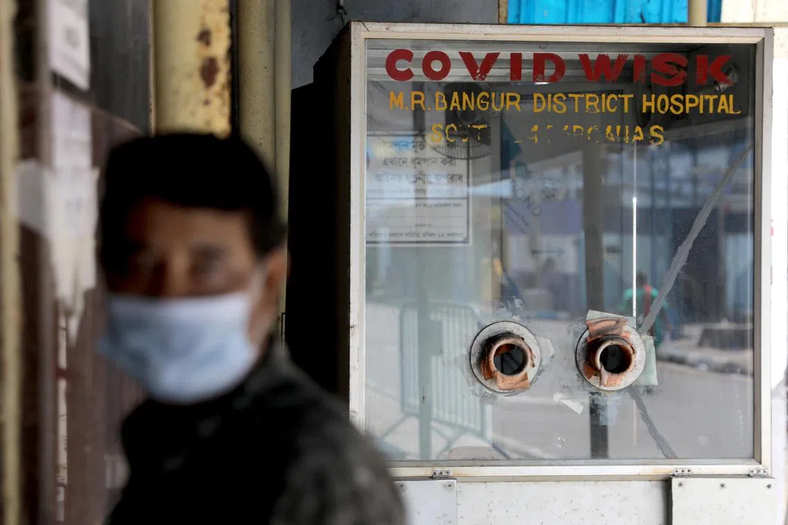 epa10568132 A person waits for a Covid-19 test near a testing booth during a drill at a government hospital in Kolkata, India, 11 April 2023. India reported 5,676 new coronavirus cases and 21 deaths in the last 24 hours, according to the Union Health Ministry data released on 10 April. A two-day nationwide mock drill to assess the preparedness of hospitals is taking place in both public and private facilities amid rising Covid-19 cases.  EPA-EFE/PIYAL ADHIKARY
