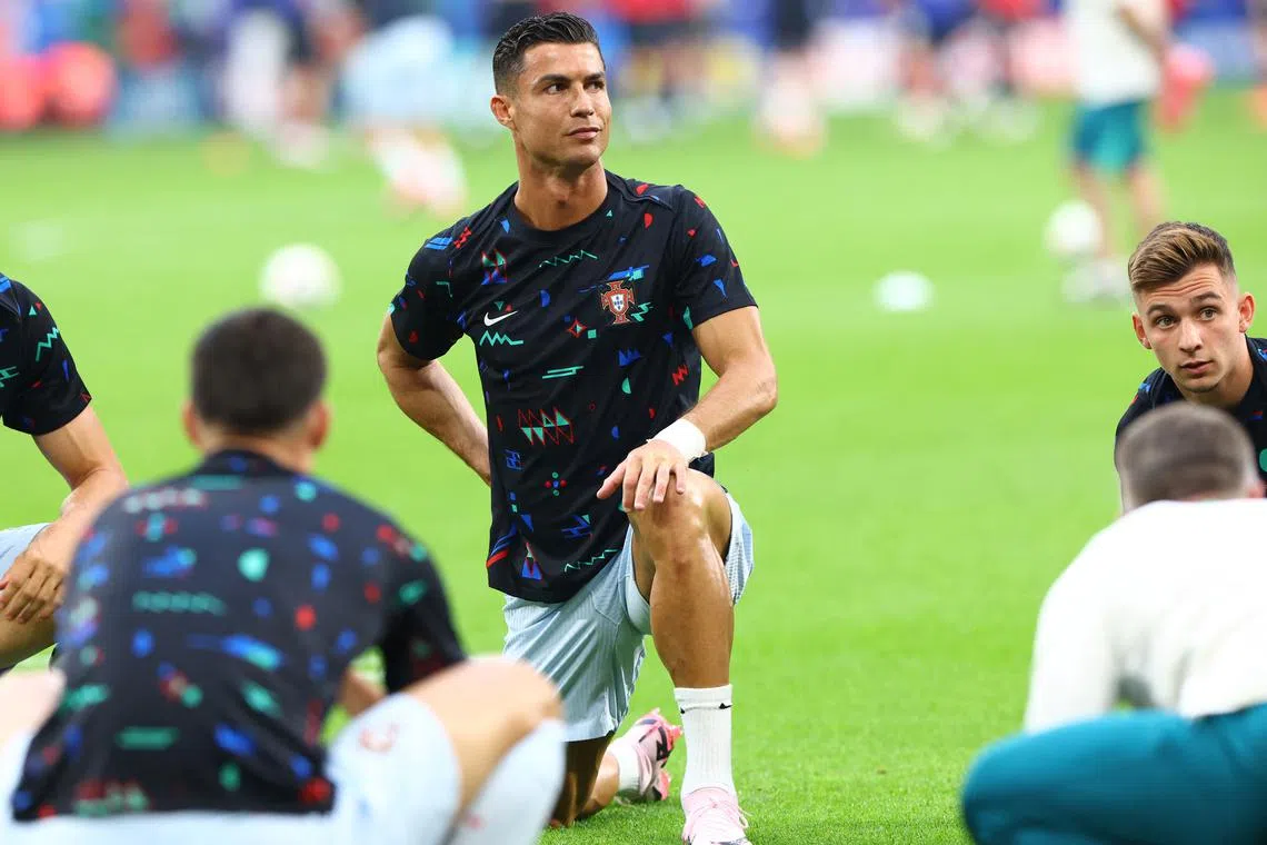 Soccer Football - Euro 2024 - Group F - Georgia v Portugal - Arena AufSchalke, Gelsenkirchen, Germany - June 26, 2024  Portugal's Cristiano Ronaldo during the warm up before the match REUTERS/Bernadett Szabo