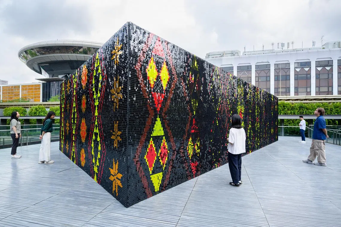 sfpicks13 - Installation view, GLISTEN by Lisa Reihana, National Gallery Singapore, 2024. 


Credit and copyright: National Gallery Singapore