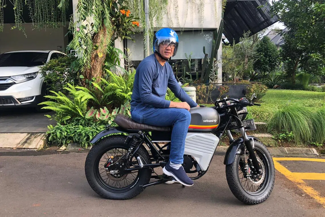 Indonesian social entrepreneur Iben Yuzenho Ismarson converted his sports motorcycle Suzuki Thunder into an electric two-wheeler.