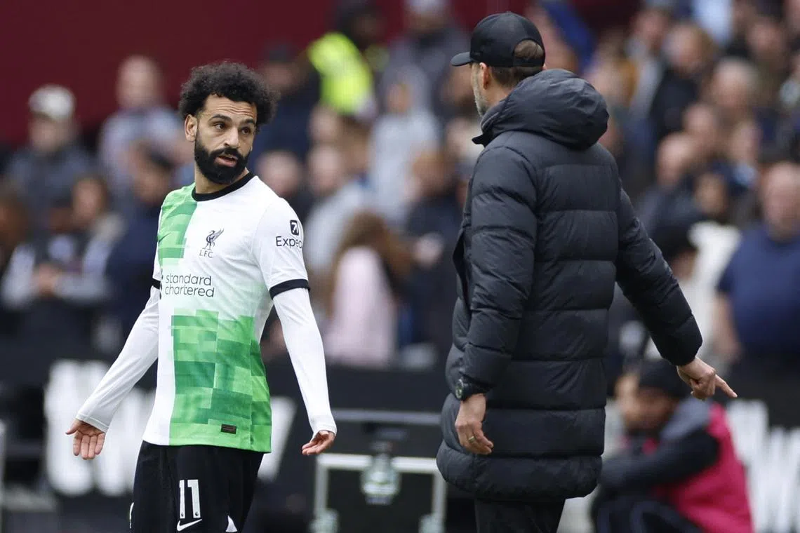 Soccer Football - Premier League - West Ham United v Liverpool - London Stadium, London, Britain - April 27, 2024 Liverpool's Mohamed Salah talks to manager Juergen Klopp after being substituted Action Images via Reuters/John Sibley
