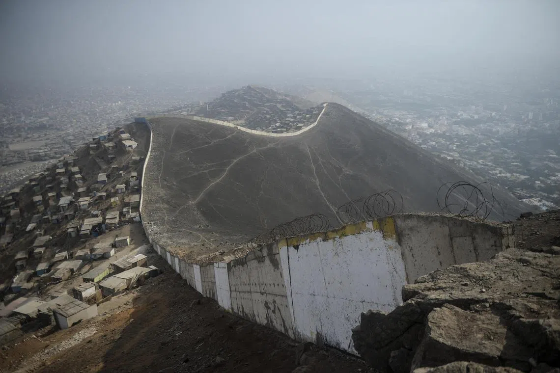 The so-called "Wall of Shame" in the outskirts of Lima on April 08, 2016. 