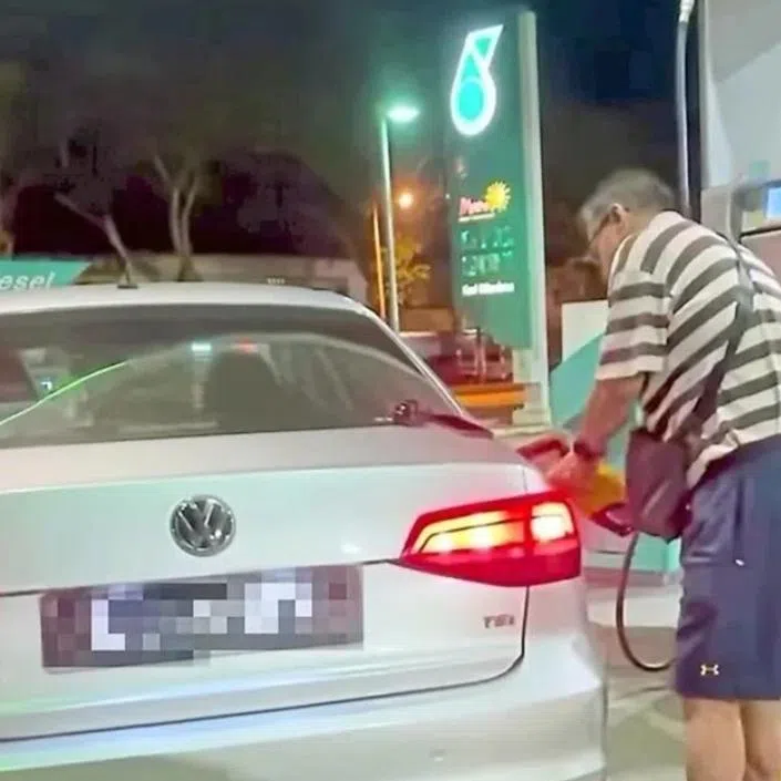 Police confirmed the man allegedly covered the registration number of his Singapore-registered vehicle to pump RON95 petrol at a petrol station in Kulai.