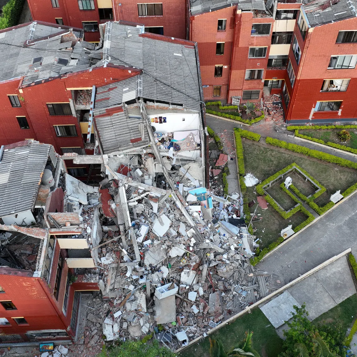 A drone view shows a collapsed building in the \"Los Bloques\" complex following an earthquake in Pereira, Colombia, August 13, 2026. REUTERS/Luisa Gonzalez