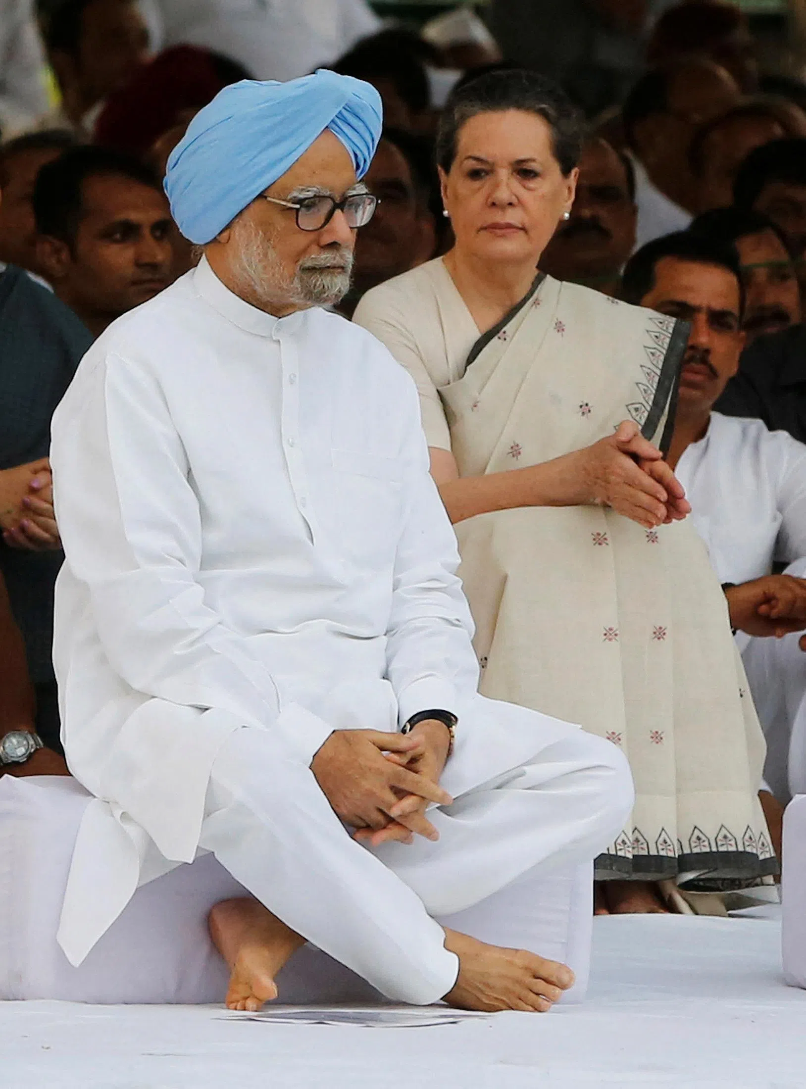 FOTO DO ARQUIVO: O primeiro-ministro indiano, Manmohan Singh, e a chefe do partido governante do Congresso da Índia, Sonia Gandhi, sentam-se após prestar homenagem no memorial do ex-primeiro-ministro da Índia, Rajiv Gandhi, por ocasião do 68º aniversário de nascimento de Rajiv em Nova Delhi, Índia, 20 de agosto de 2013. REUTERS /Adnan Abidi (ÍNDIA - Tags: ANIVERSÁRIO DE POLÍTICA)/Foto de arquivo