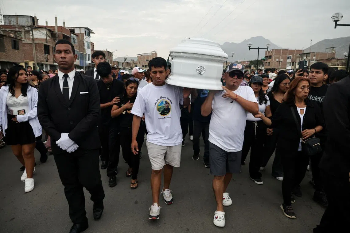 FILE PHOTO: Mourners attend the funeral procession for one of the mine workers from a small mine linked to gold mining company Poderosa who was kidnapped and killed by illegal miners, in Trujillo, Peru May 6, 2025. REUTERS/Sebastian Castaneda/File Photo