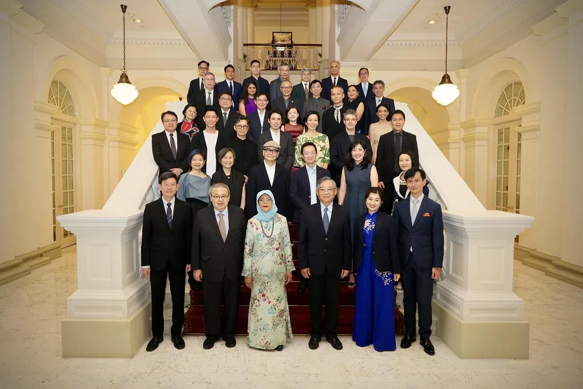 哈莉玛总统与2023年总统设计奖得主于7月12日在总统府合影。（前排左起）市区重建局总裁林荣辉、市区重建局主席何学渊、哈莉玛总统、贸工部长颜金勇、经发局长傅美晶、经发局执行副总裁陈光辉。