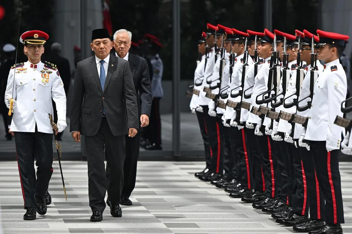 vcdefence20 - LG(Rtd) Sjafrie inspecting the Guard of Honour at MINDEF.

Credit: MDDI