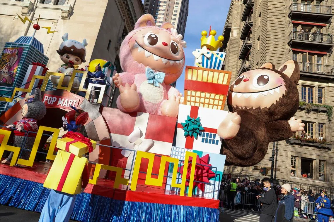 epa12552826 The Friends-giving in POPCITY float featuring Labubus makes it way down Central Park West during the 99th annual Macy's Thanksgiving Day Parade in New York, New York, USA, 27 November 2025.  EPA/SARAH YENESEL
