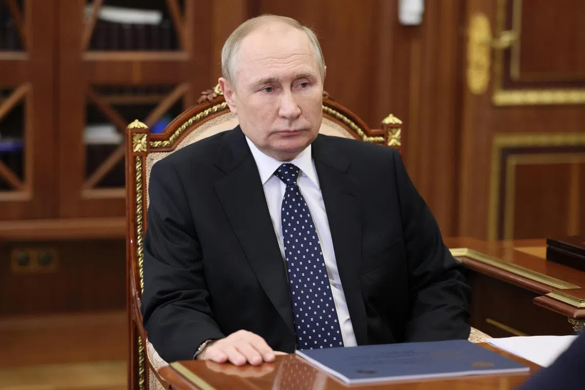 epa10390349 Russian President Vladimir Putin meets with head of the Karachay-Cherkess Republic Rashid Temrezov in Moscow, Russia, 05 January 2023.  EPA-EFE/MIKHAEL KLIMENTYEV/SPUTNIK/KREMLIN / POOL MANDATORY CREDIT