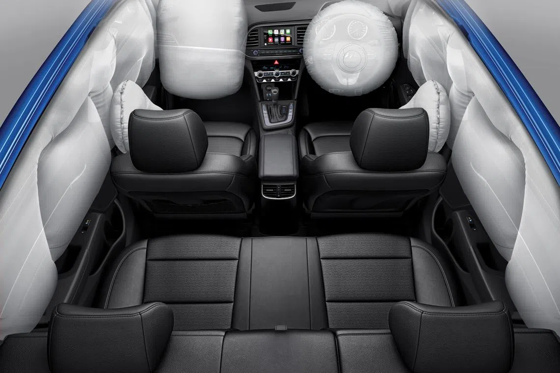 车内装有六个安全气囊。