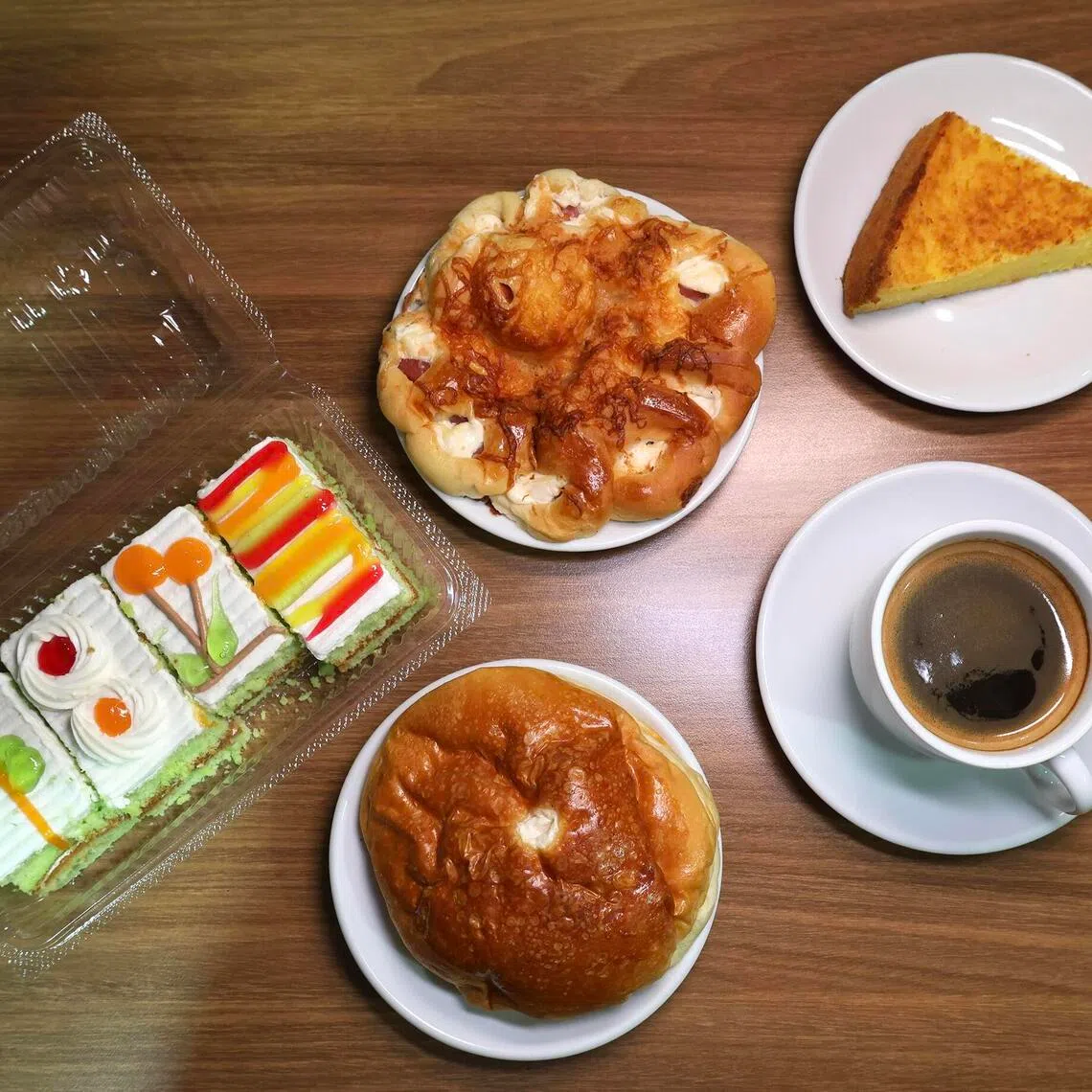 From left, clockwise: Traditional Cake, SIgnature Wang Bun, Nyonya Tapioca Kueh, Kopi O and Curry Bun at Mian Bao Jie.