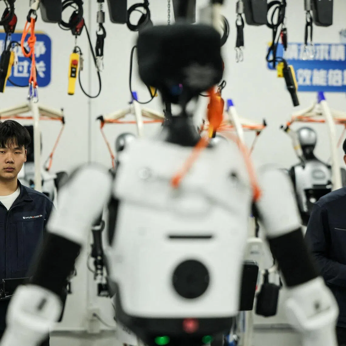 Employees operate humanoid robots at a testing site during organized media tour to the Robotics Pilot Testing and Validation Platform of Beijing Innovation Center of Humanoid Robotics (X-Humanoid) in Beijing, China, March 20, 2026. REUTERS/Maxim Shemetov     TPX IMAGES OF THE DAY     