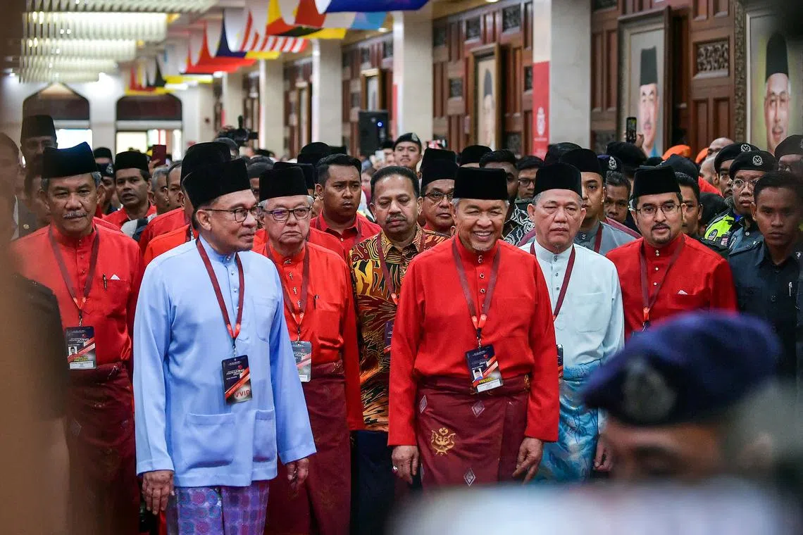 stumno - KUALA LUMPUR, 9 Jun -- Perdana Menteri Datuk Seri Anwar Ibrahim diiringi Presiden UMNO Datuk Seri Dr Ahmad Zahid Hamidi (tengah) ketika tiba pada Perhimpunan Agung UMNO 2023 di Pusat Dagangan Dunia Kuala Lumpur (WTCKL), hari ini. Turut hadir Timbalan Presiden UMNO Datuk Seri Mohamad Hasan (kiri) dan Setiausaha Agung UMNO, Datuk Dr Asyraf Wajdi Dusuki. --fotoBERNAMA (2023) HAK CIPTA TERPELIHARA KUALA LUMPUR, 9 June 2023 -- Prime Minister Datuk Seri Anwar Ibrahim with Umno president Datuk Seri Zahid Hamidi waving the Umno party flag at the Umno General Assembly 2023 at the World Trade Centre in Kuala Lumpur today.
