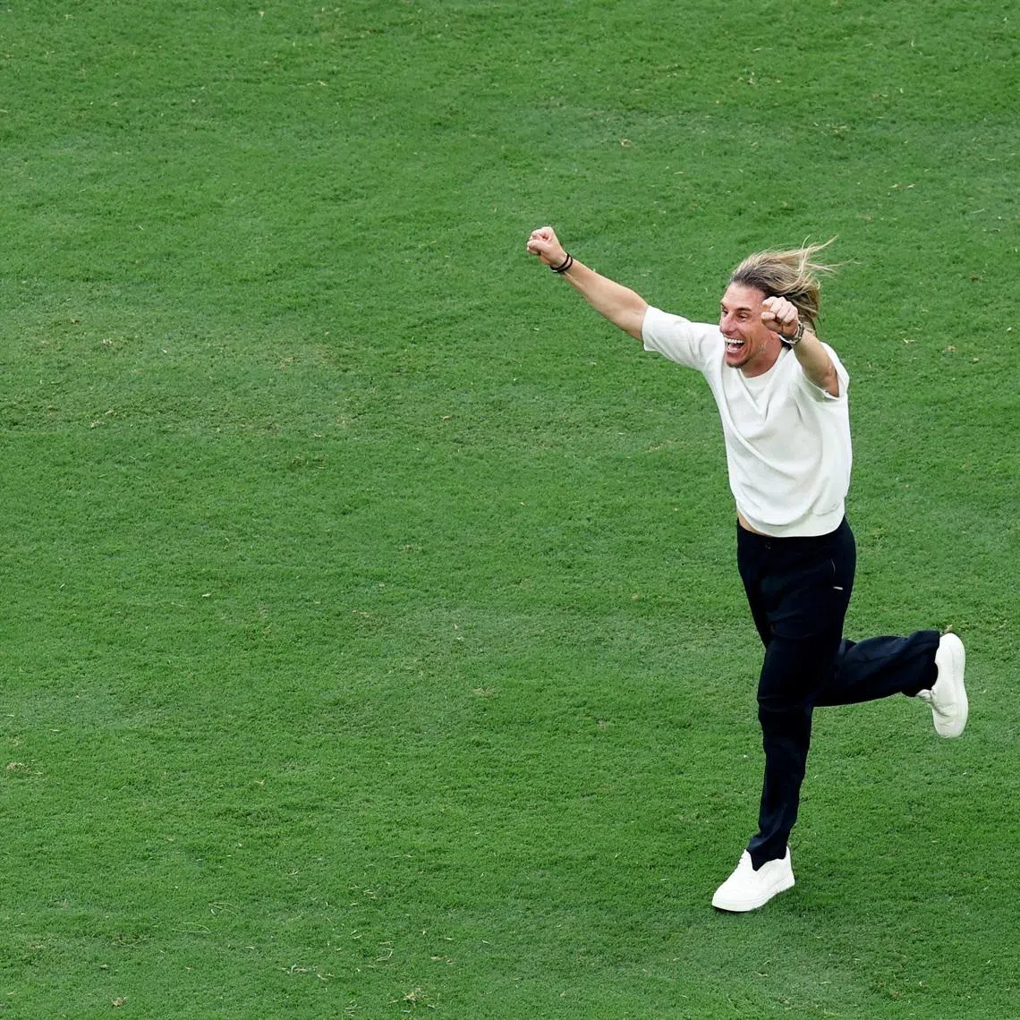 Soccer Football - FIFA World Cup 2026 - Group E - Ecuador v Germany - New York/New Jersey Stadium, East Rutherford, New Jersey, U.S. - June 25, 2026 Ecuador coach Sebastian Beccacece celebrates after the match REUTERS/John Sibley