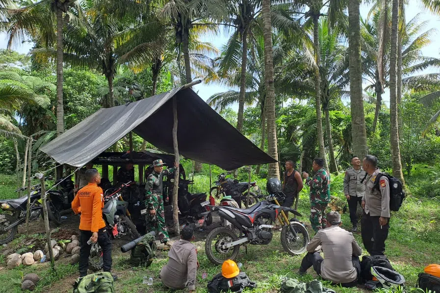 Indonesian personnel resumed the search for three hikers, including two Singaporeans, on May 9.