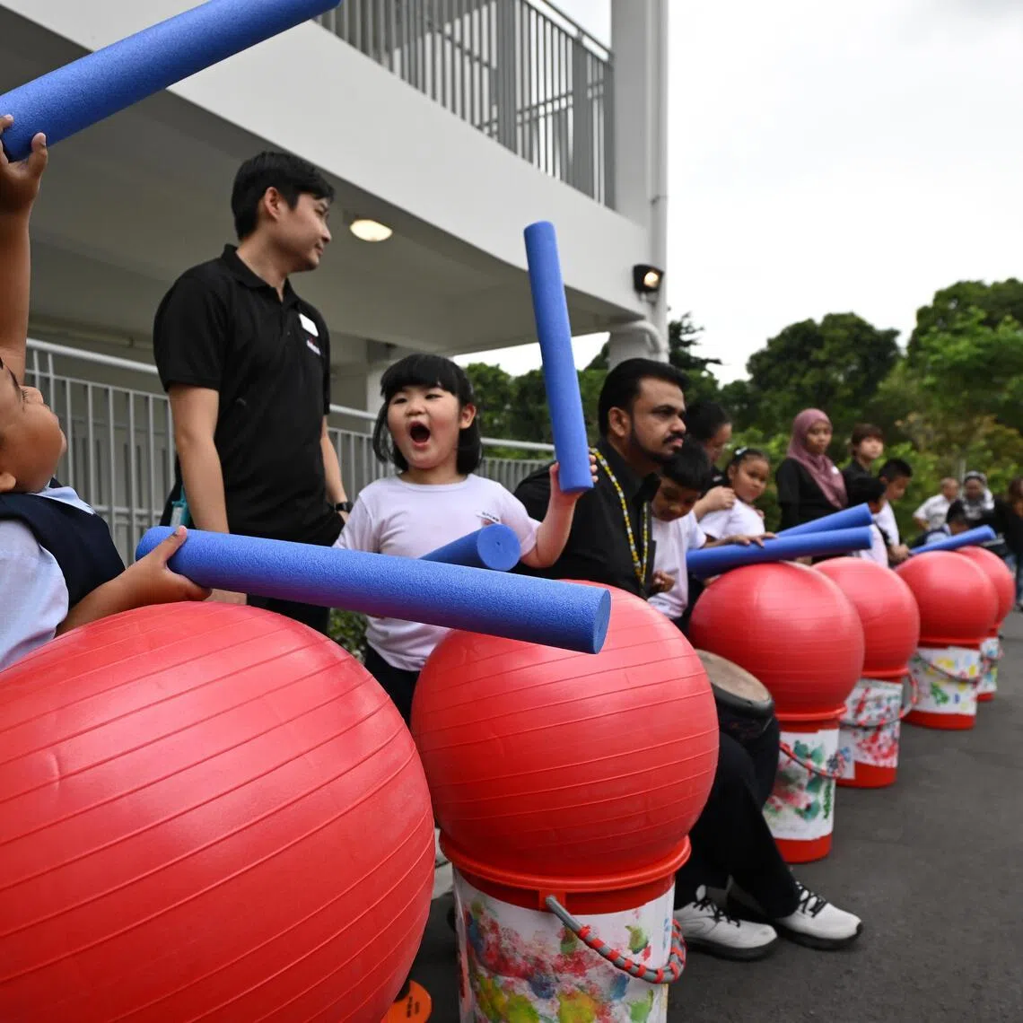 ST20221006-202219016329-Lim Yaohui-Ng Wei Kai-wksped/
Students welcoming Guest-of-Honour President Halimah Yacob at AWWA School @ Bedok.
Social service agency, AWWA Ltd officially opening its AWWA School @ Bedok supported by the Ministry of Education (MOE) on Oct 6 2022.
This initiative is part of MOE's ongoing efforts to enhance accessibility to government-funded Special Education (SPED) schools for students with moderate-to-severe learning disabilities.
Guest-of-Honour President Halimah Yacob is delivering a speech and touring the facility.
()