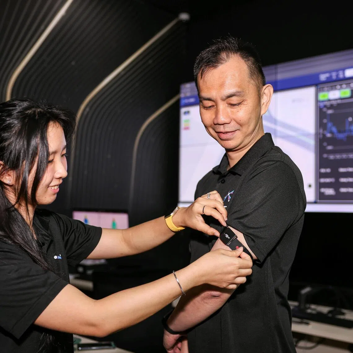 Ms Keller Chai and Dr Seng Kok Yong from the HTX Human Factors and Simulation Centre of Expertise demonstrating the use of the heart rate monitor at the HTX XPLORE Lab on March 16, 2026. ST PHOTO: BRIAN TEO