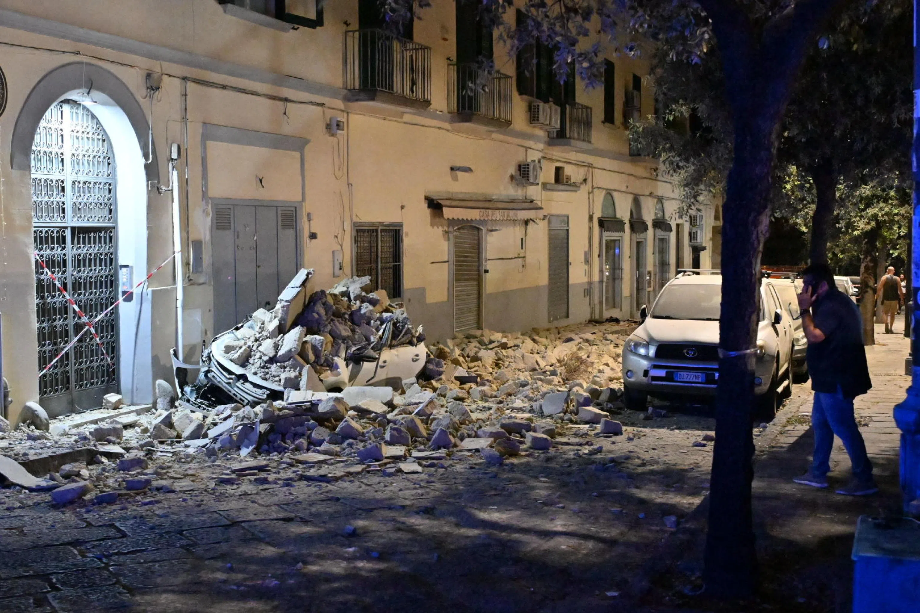 epa13144783 A view of damages following a 4.7 magnitude earthquake in Pozzuoli, near Naples, Italy, 31 July 2026. The epicenter of the earthquake was located near the Phlegraen Fields area according to Italy's National Institute of ​Geophysics and Volcanology.  EPA/FELICE DE MARTINO