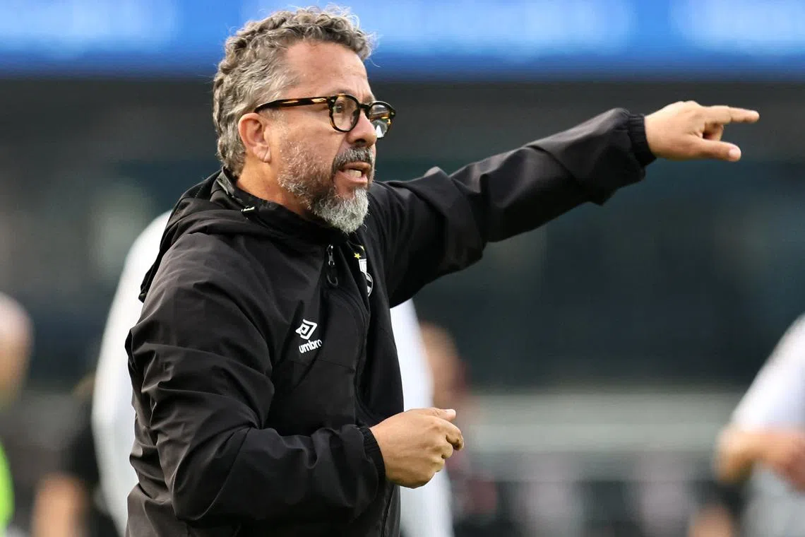Soccer Football - Brasileiro Championship - Santos v Vasco da Gama - Estadio Morumbi, Sao Paulo, Brazil - August 17, 2025 Santos coach Cleber Xavier REUTERS/Thiago Bernardes