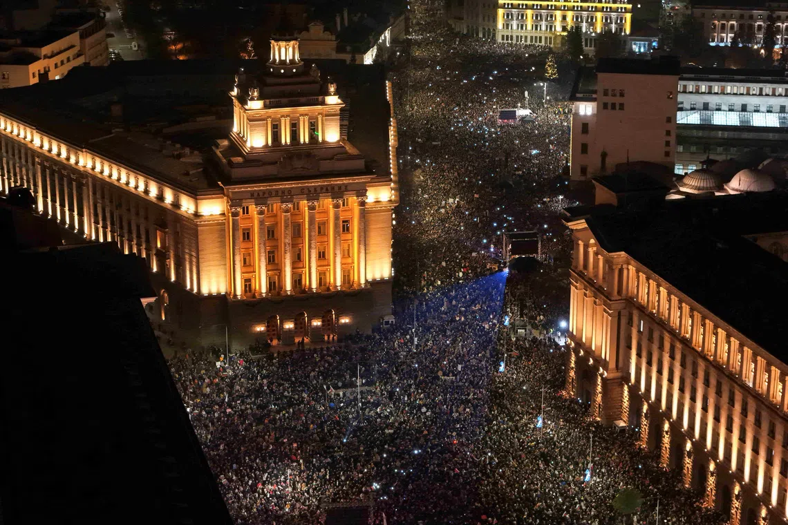 A drone view shows protesters demonstrating outside the parliament during an anti-government rally, in Sofia, Bulgaria, December 10, 2025. REUTERS/Spasiyana Sergieva