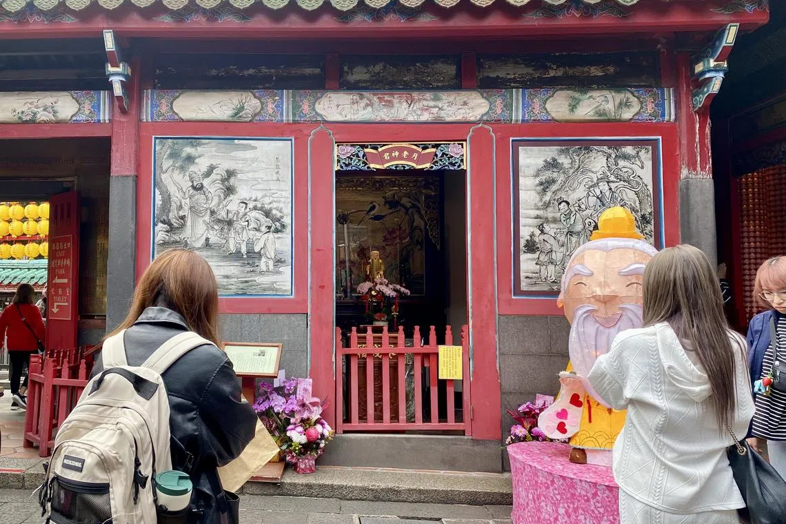 wyyletter28 - Young women praying for luck in love at Lungshan Temple. 



ST Photo: Yip Wai Yee