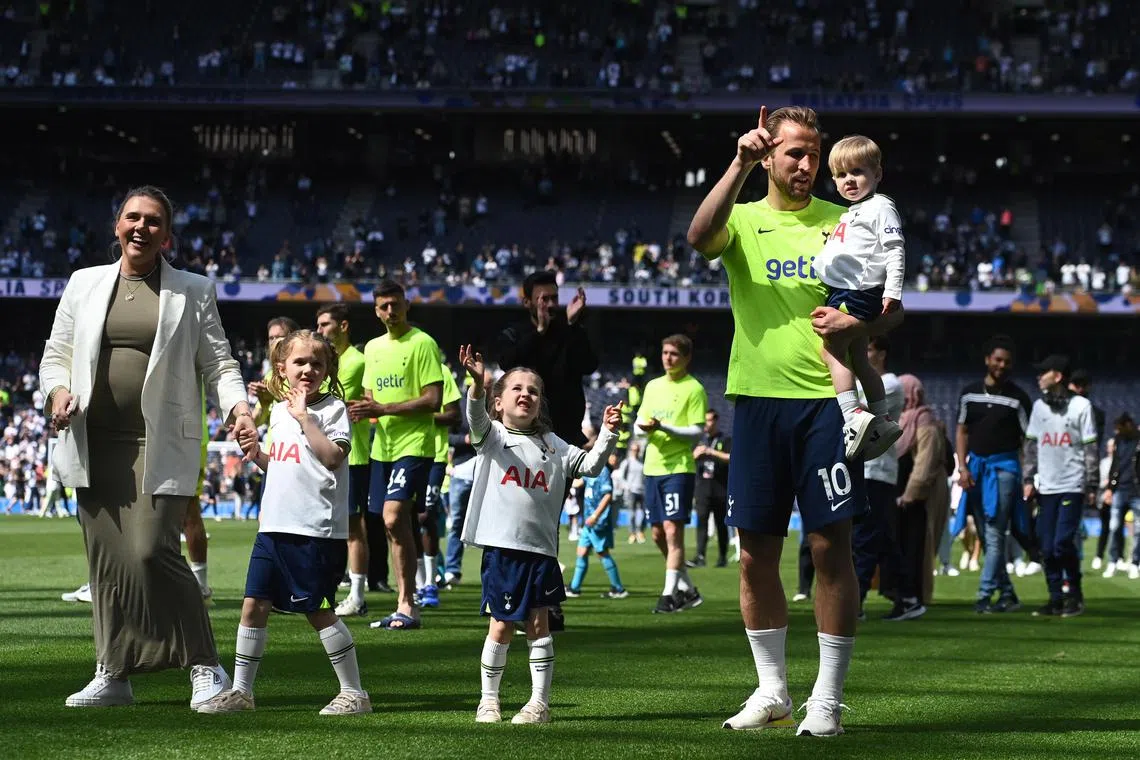 Tottenham’s Harry Kane walks the pitch with his family after the 3-1 loss to Brentford.