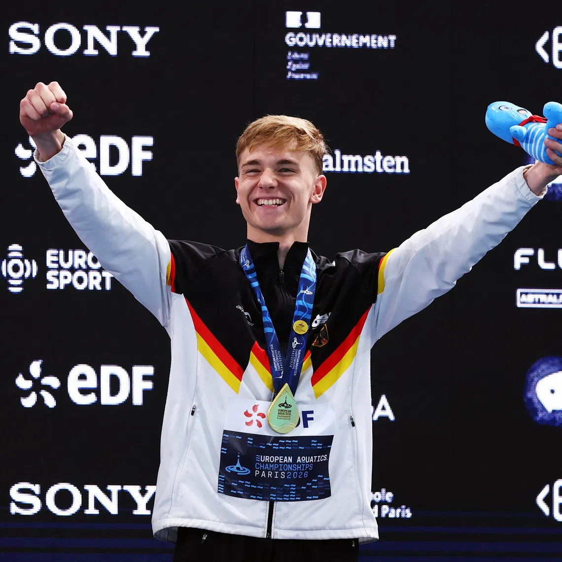 Swimming - European Aquatics Championships - Paris Aquatic Centre, Paris, France - August 15, 2026 Gold medallist Germany's Johannes Liebmann celebrates during the Men's 1500m Freestyle medal ceremony after setting a new world record REUTERS/Gonzalo Fuentes
