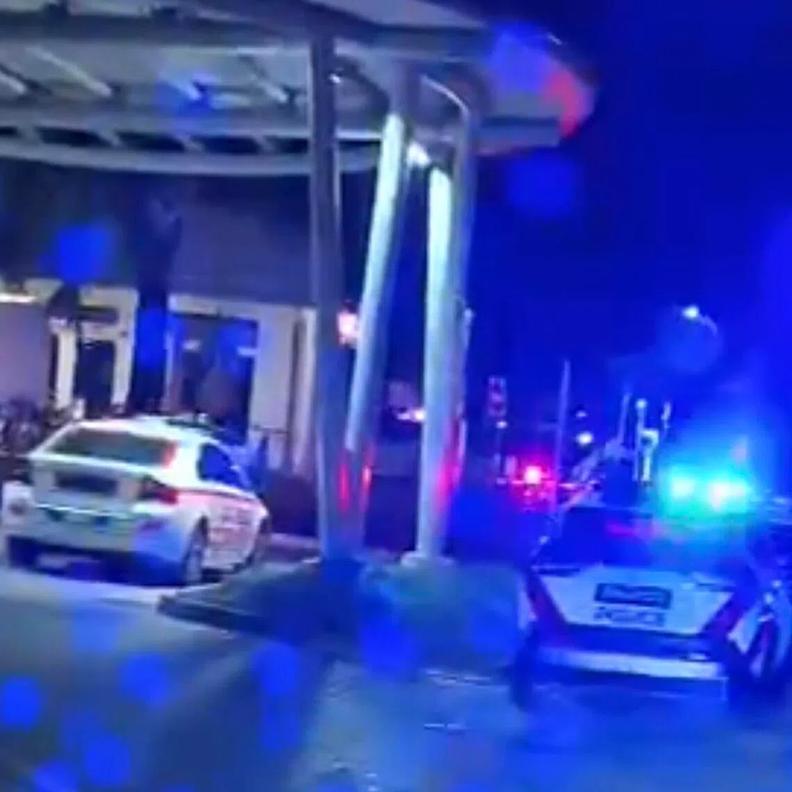 警察追轿车 Blk 122A Edgedale Plains