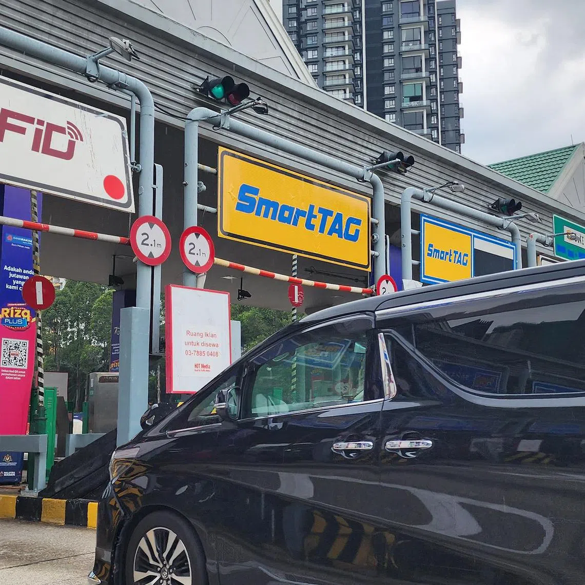 hzhighway - Toll booths at the Jalan Duta toll in Kuala Lumpur used for internal testing of PLUS Highways’ Automatic Number Plate Recognition (ANPR) system as it hopes to transition towards barrierless tolls. The red circle on the sign indicates a test lane.


CREDIT: HAZLIN HASSAN