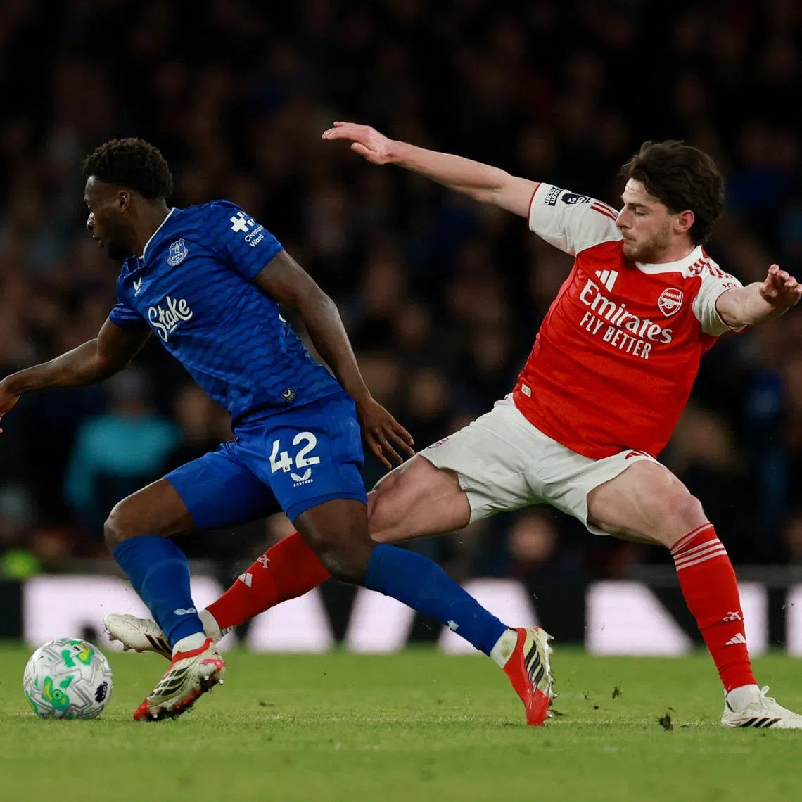 Soccer Football - Premier League - Arsenal v Everton - Emirates Stadium, London, Britain - March 14, 2026 Everton's Tim Iroegbunam in action with Arsenal's Declan Rice Action Images via Reuters/Paul Childs EDITORIAL USE ONLY. NO USE WITH UNAUTHORIZED AUDIO, VIDEO, DATA, FIXTURE LISTS, CLUB/LEAGUE LOGOS OR 'LIVE' SERVICES. ONLINE IN-MATCH USE LIMITED TO 120 IMAGES, NO VIDEO EMULATION. NO USE IN BETTING, GAMES OR SINGLE CLUB/LEAGUE/PLAYER PUBLICATIONS. PLEASE CONTACT YOUR ACCOUNT REPRESENTATIVE FOR FURTHER DETAILS..