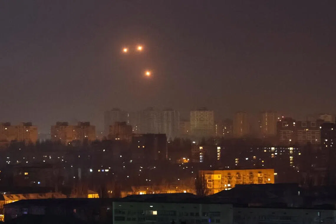 Explosions are seen in the night sky as Ukrainian servicemen fire at the drone during a Russian drone strike, amid Russia‘s attack on Ukraine, in Kyiv, Ukraine February 23, 2025. REUTERS/Gleb Garanich