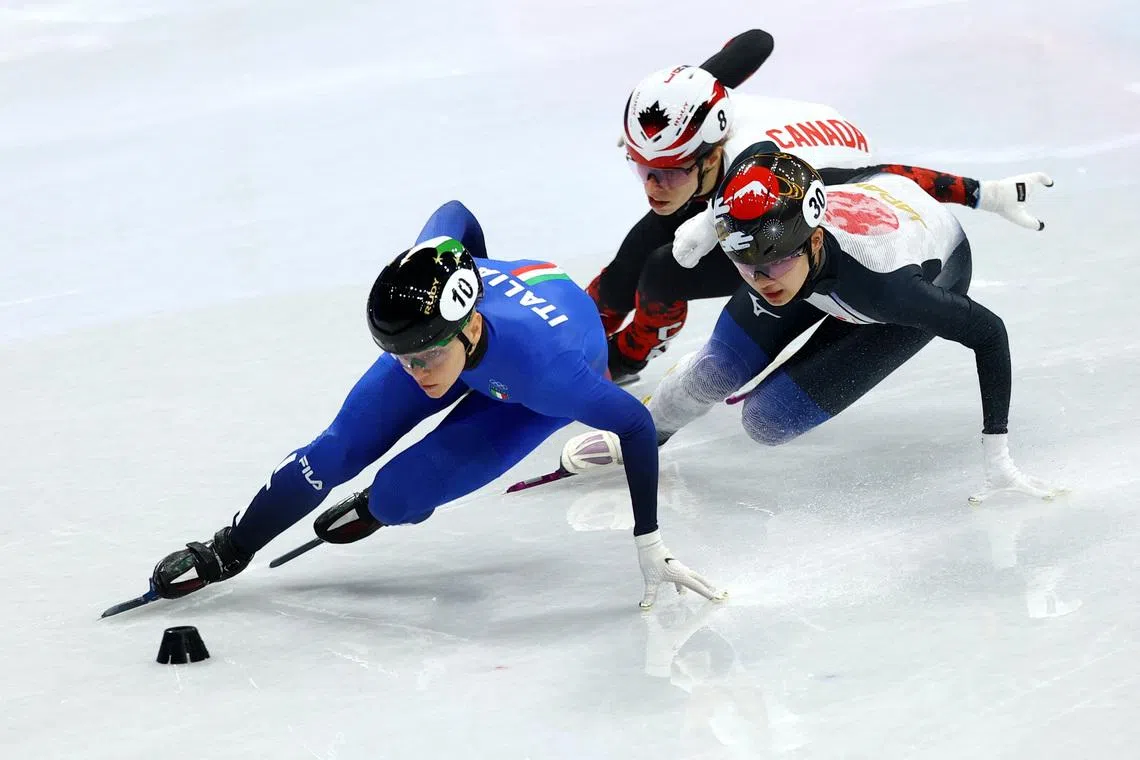 Milano Cortina 2026 Olympics - Short Track Speed Skating - Women's 1000m - Heats - Milano Ice Skating Arena, Milan, Italy - February 14, 2026. Arianna Fontana of Italy and Florence Brunelle of Canada in action. REUTERS/Claudia Greco