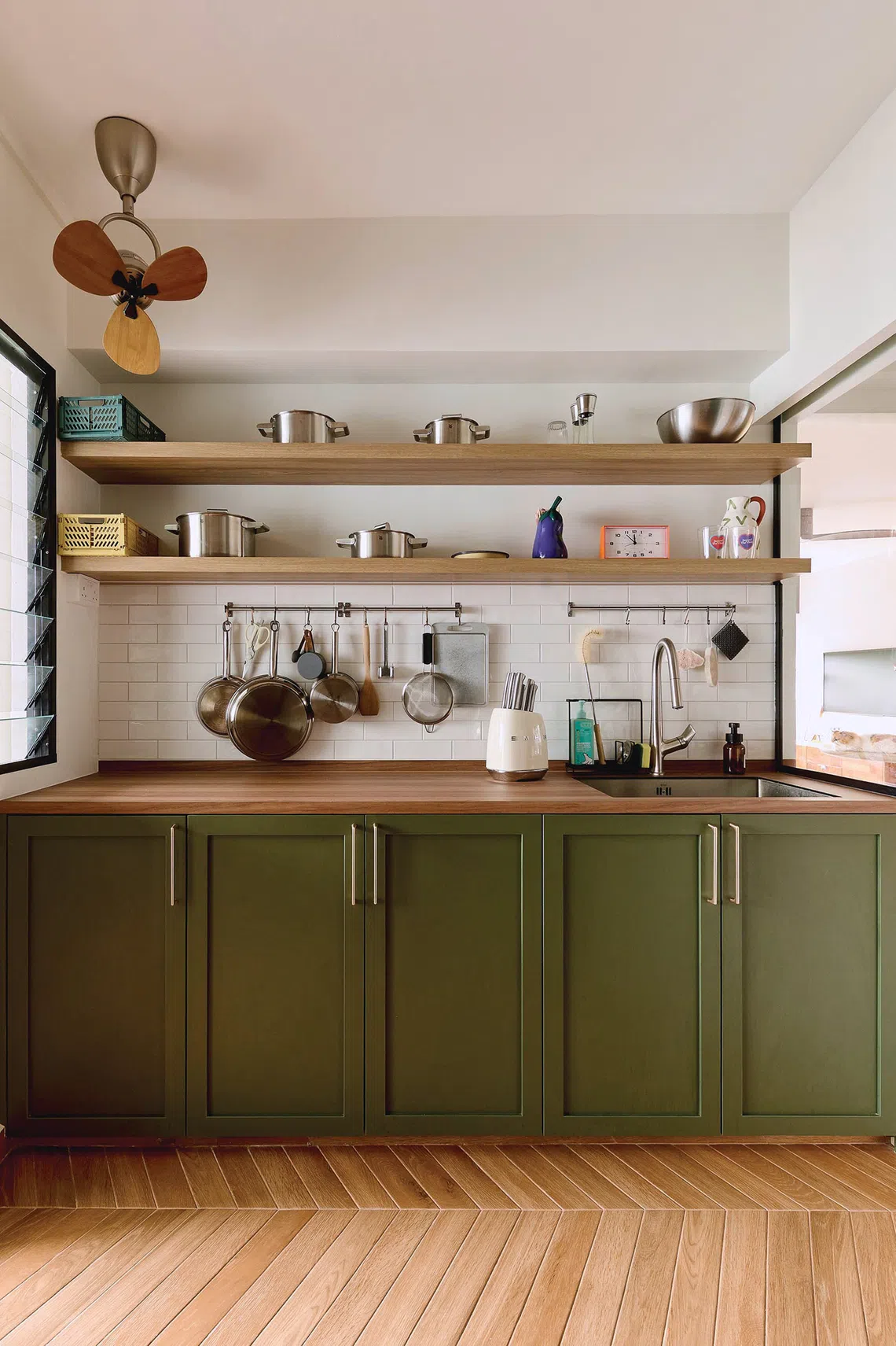 The kitchen has herringbone-patterned ceramic flooring.