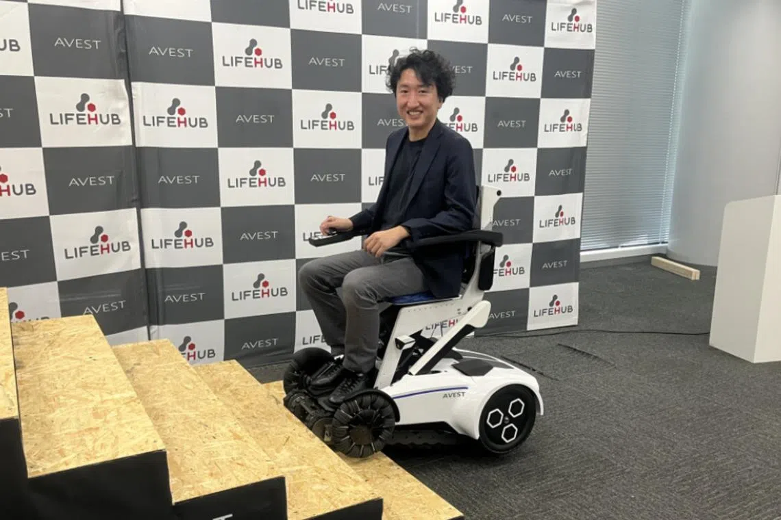 The wheelchair developed by Lifehub Inc, which normally drives on four wheels on flat surfaces, has caterpillar tracks to negotiate stairs, slopes and uneven ground.