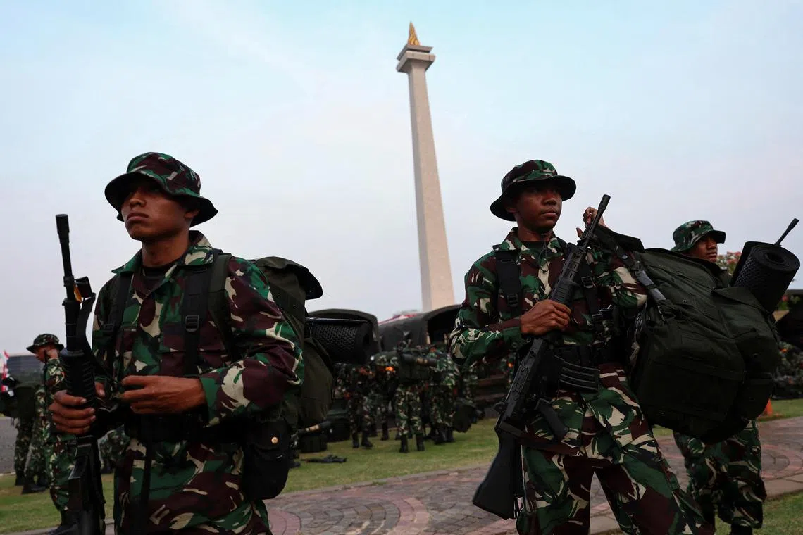 Armed Indonesian military troops arrive at the National Monument (Monas) complex before their deployment amid the widespread anti-government protests and rioting over issues such as extra pay for parliamentarians and housing allowances led by student group that resulted into riots rocked Southeast Asia's largest economy, in Jakarta, Indonesia, August 31, 2025. REUTERS/Willy Kurniawan