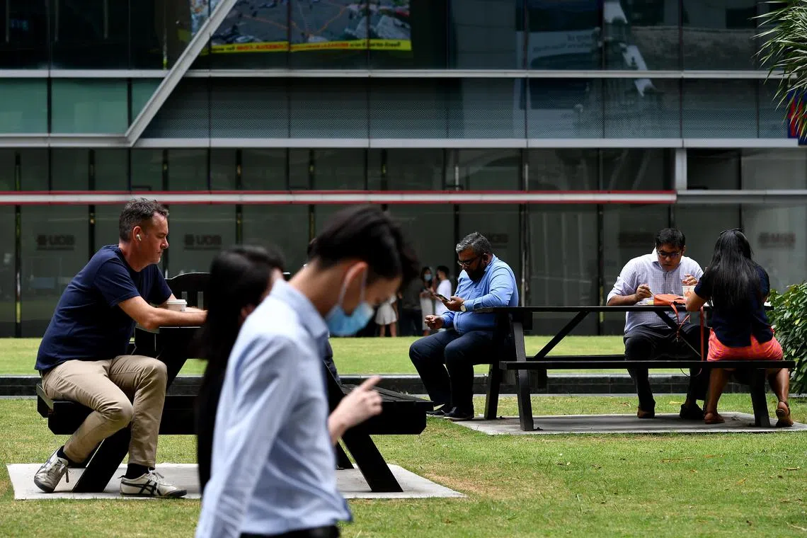 ST20210214-202163578229-Lim Yaohui-pixbudget16/ Office workers wearing face masks at Raffles Place Park within the heart of Singapore's financial centre in the CBD area on Feb 15, 2021. Can be used for stories on money, property, land, commercial, office, finance, financial, and CBD, manpower and job. (ST PHOTO: LIM YAOHUI)