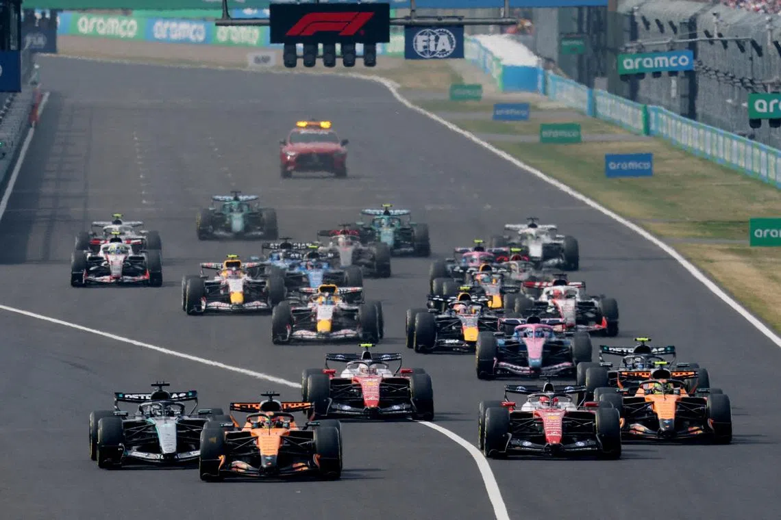 Formula One F1 - Japanese Grand Prix - Suzuka Circuit, Suzuka, Japan - March 29, 2026 General view as Mercedes' George Russell and McLaren's Oscar Piastri lead at the start of the race REUTERS/Issei Kato