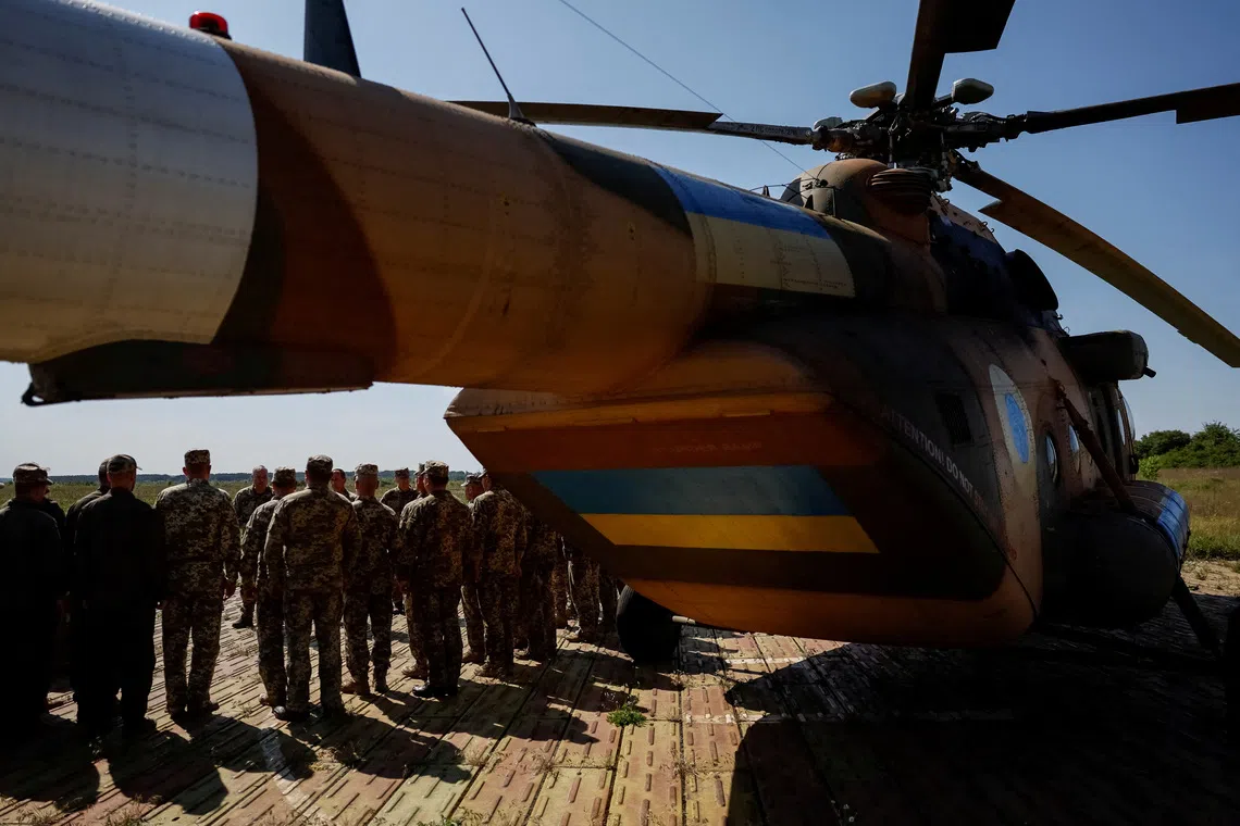 Ukrainian military pilots line up, amid Russia's attack on Ukraine, during military drills in the north of Ukraine, June 1, 2023. REUTERS/Gleb Garanich