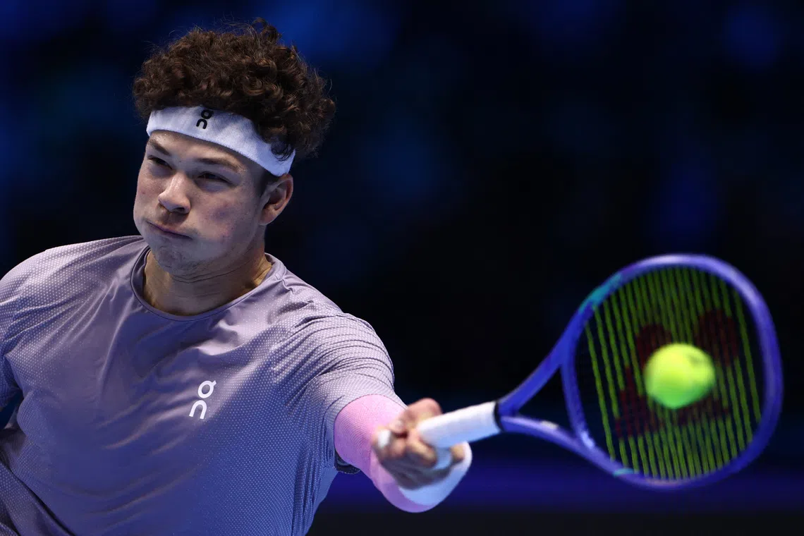 Tennis - ATP Finals - Turin - Palasport Olimpico, Turin, Italy - November 14, 2025 Ben Shelton of the U.S. in action during his group stage match against Italy's Jannik Sinner REUTERS/Guglielmo Mangiapane