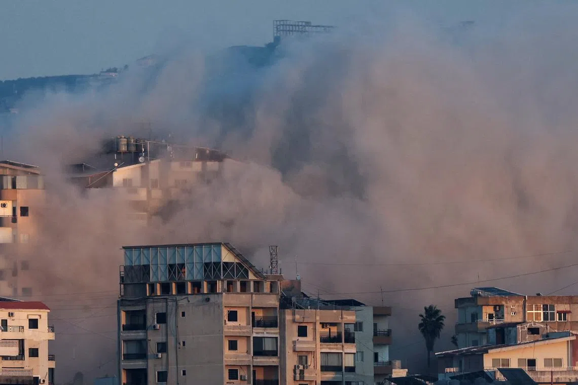 Smoke billows over southern Lebanon following an Israeli strike, amid ongoing cross-border hostilities between Hezbollah and Israeli forces, as seen from Tyre, Lebanon September 25, 2024. REUTERS/Amr Abdallah Dalsh