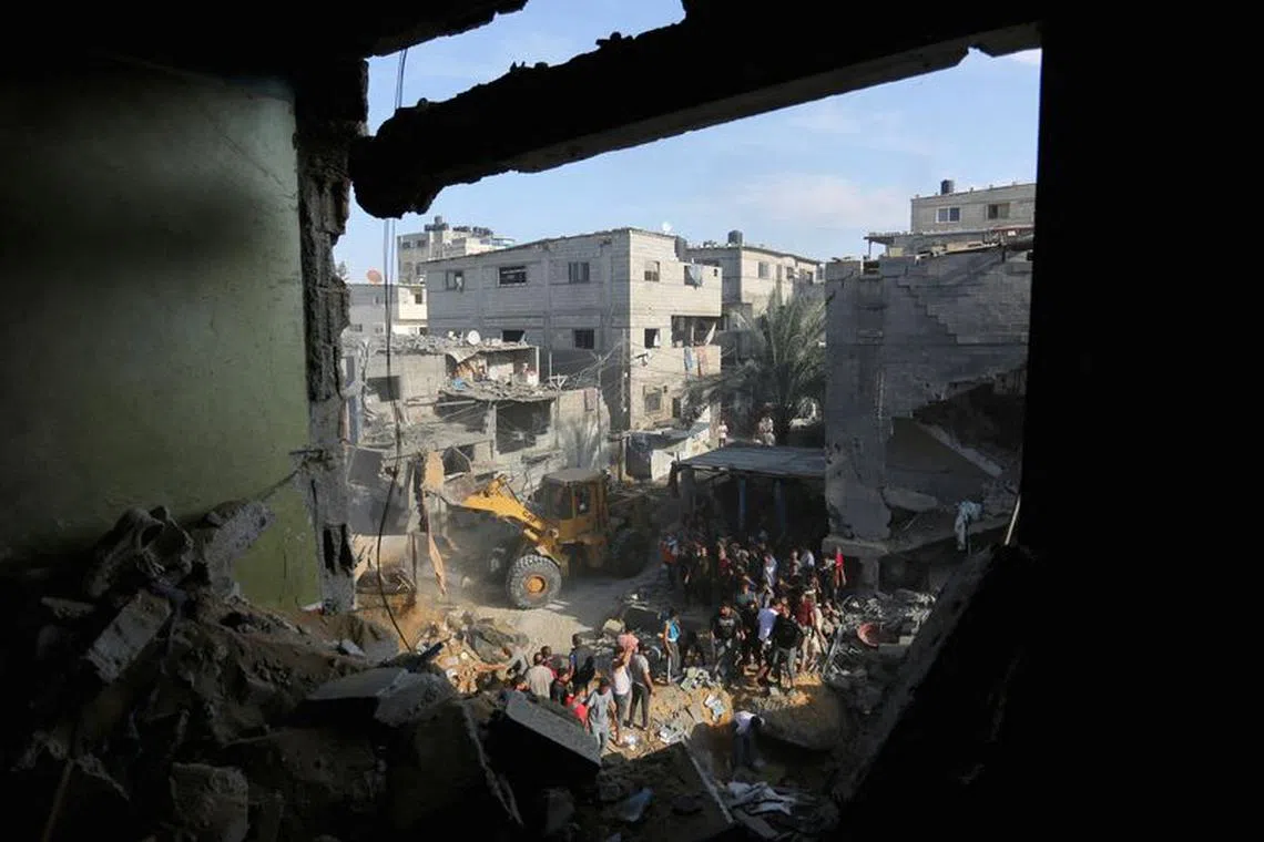 Palestinians conduct search and rescue works at the site of an Israeli strike on a house in Rafah in the southern Gaza Strip, October 30, 2023. REUTERS/Stringer
